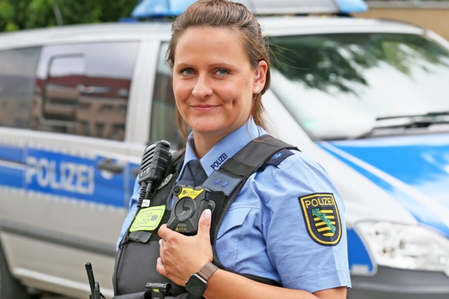 300 Polizisten an Bodycams ausgebildet - Polizistin Christiane Maul präsentiert die neue Bodycam, die direkt am Körper getragen wird.