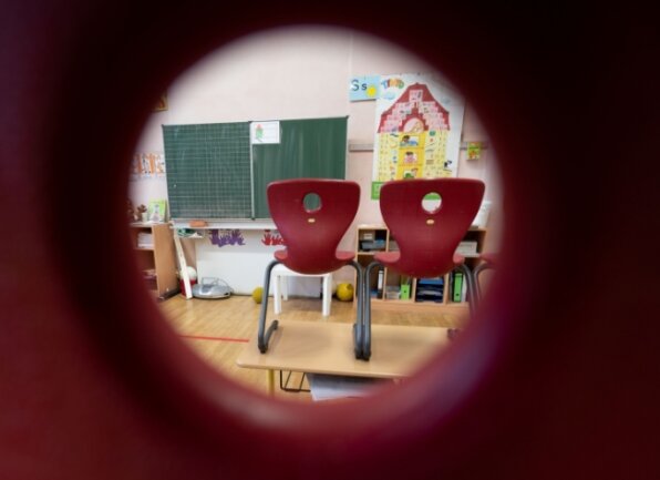Verwaistes Klassenzimmer: So wie auf diesem Symbolbild stehen derzeit in vielen Klassenzimmern Stühle auf den Bänken. 