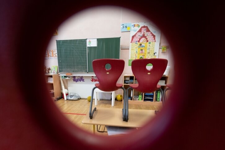 300 Schulen in Sachsen teilweise oder komplett geschlossen - Verwaistes Klassenzimmer: So wie auf diesem Symbolbild stehen derzeit in vielen Klassenzimmern Stühle auf den Bänken. 