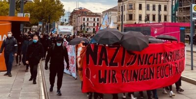 300 Teilnehmer bei Demo gegen rechte Strukturen - Rund 300 Teilnehmer demonstrierten am Samstag gegen rechte Strukturen in Chemnitz. Die Veranstaltung verlief ohne Zwischenfälle. 