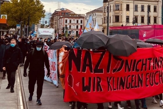 300 Teilnehmer bei Demo gegen rechte Strukturen - Rund 300 Teilnehmer demonstrierten am Samstag gegen rechte Strukturen in Chemnitz. Die Veranstaltung verlief ohne Zwischenfälle. 