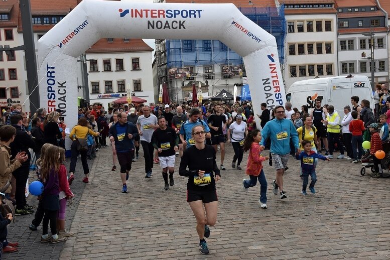 Knapp 300 Teilnehmer zahlreicher Nationen und aller Altersklassen haben am Sonnabend in Freiberg für eine Laufpremiere gesorgt.