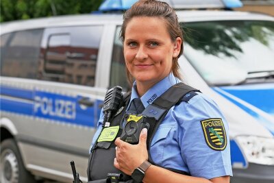 300 westsächsische Polizisten an Bodycams ausgebildet - Polizistin Christiane Maul präsentiert die neue Bodycam, die direkt am Körper getragen wird.