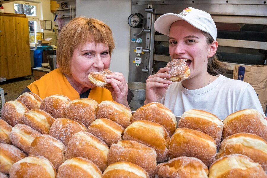 3000 Erzgebirger haben entschieden: Hier gibt es den leckersten Pfannkuchen - Einen Pfannkuchen auf den Sieg: Chefin Ramona Schulz (links) und Auszubildende Johanna Hofmann lassen sich die besten Pfannkuchen des Erzgebirges schmecken.
