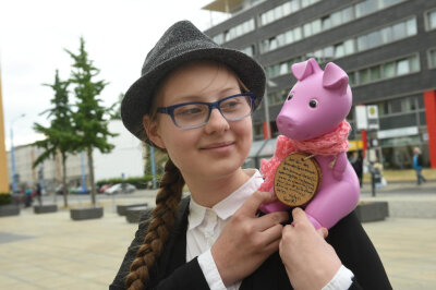 3000 Euro Preisgeld für Spendenprojekt -  Janice Schmelzer mit ihrer Rosalie dem Sparschwein mit dem sie für Obdachlose Geld sammelt.  