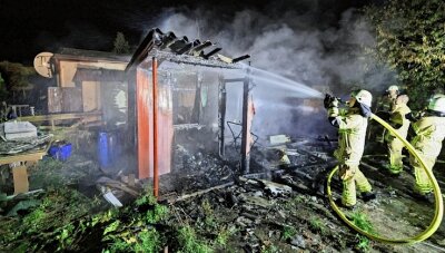 3000 Euro Schaden nach Brand in Laube - Kameraden der Freiwilligen Feuerwehr Limbach-Oberfrohna löschten den Brand in einer Anlage Am Knaumühlenweg. 