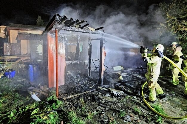 3000 Euro Schaden nach Brand in Laube - Kameraden der Freiwilligen Feuerwehr Limbach-Oberfrohna löschten den Brand in einer Anlage Am Knaumühlenweg. 