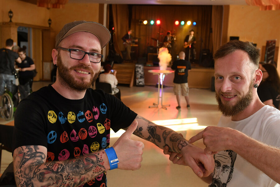 3000 Euro Spendengeld bei Tattoo-Charity-Event - Thomas Oeme (links) ließ sich von Steve Lütjen tätowieren.