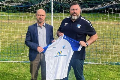 Künftig in Blau-Weiß: Knut Mager (links), der Vorsitzende des VfB Empor Glauchau, stellt Steve Dieske als neuen Trainer für die Landesliga-Mannschaft vor. 