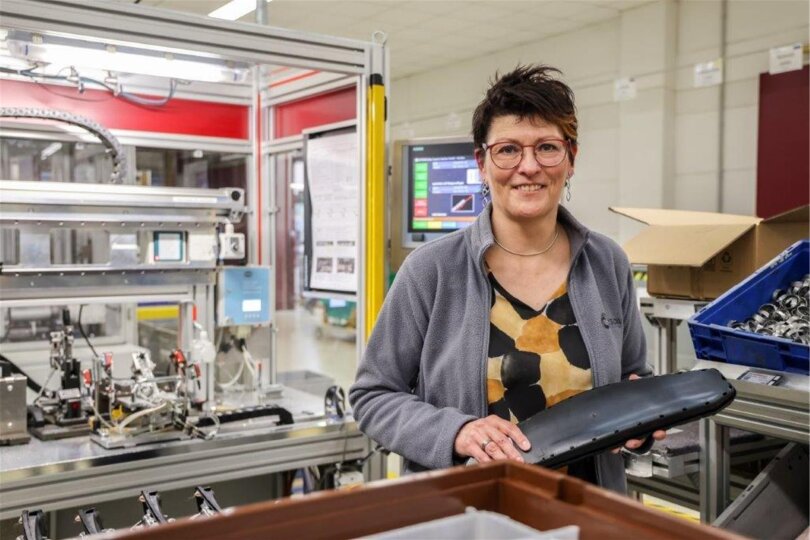 Bei Joyson in Elterlein werden Airbags für alle namhaften Autohersteller produziert. Werkleiterin Babett Pöschmann hält hier einen Seitenairbag in den Händen.