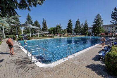 Das Sommerbad in Glauchau hat am Wochenende geöffnet. Ein Teil des Wassers wird erst im Frühjahr auf den Liegewiesen verteilt.