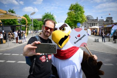 Besucher Bastian aus Bergisch-Gladbach macht mit "Freddi dem Familienadler" ein Selfie: Andenken an die Feier für das Grundgesetz.