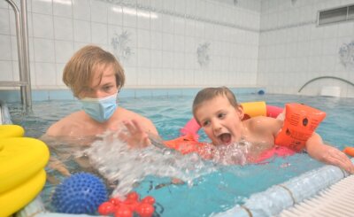 Das sieht nach Spaß aus - und den hat Janek Schaller mit Physiotherapeut Tobias Batsdorf auch. Doch die Therapie ist noch viel mehr als das. Sie kann das Voranschreiten von Janiks Krankheit verlangsamen.