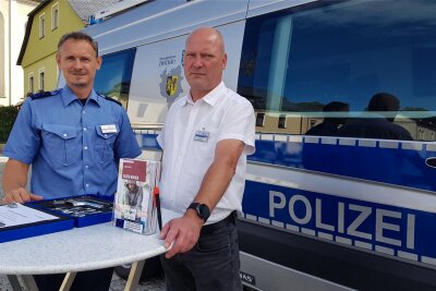 Waren mit ihrem Infomobil am Donnerstag in Bad Brambach: Markus Meichsner und Volker Flemig von der Polizeidirektion Zwickau.