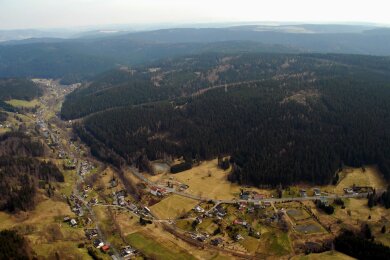 Der Hohe Brand (803 Meter, Bildmitte) ist die höchste Erhebung zwischen Erlbach und Zwota (im Bild links und unten). Der Höhenzug ist seit Jahren auch für Investoren für Windkraftanlagen von Interesse.