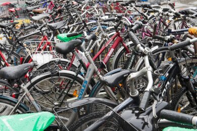 Fahrräder wie hier dicht an dicht ziehen Diebe an, besonders wenn sie auf anonymen, schlecht beleuchteten Plätzen abgestellt sind.