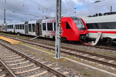 Zwei beschädigte Züge am Hauptbahnhof Worms: Nach ersten Erkenntnissen sind keine Reisenden verletzt worden.