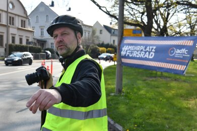Thomas Oppermann leitet die ADFC-Ortsgruppe Freiberg. Das Archivfoto zeigt ihn bei einer Aktion an der Schillerstraße – auf der B 173 war mit Hilfe der Polizei vor einem Jahr kurzzeitig ein Pop-up-Radweg eingerichtet worden.