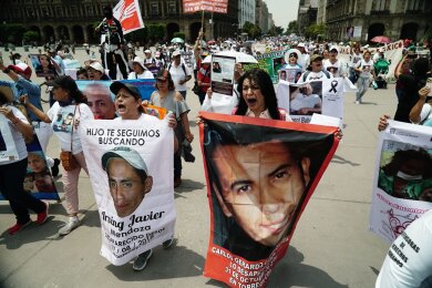 Nach offiziellen Angaben gelten in Mexiko rund 100.000 Menschen als verschwunden. Angehörige protestieren am Muttertag in Mexiko-Stadt gegen die gegen die schleppenden Ermittlungen zum Schicksal der Vermissten.