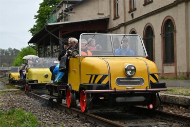 Am Wochenende fanden Schienentrabifahrten auf der Muldentalbahn zwischen Rochlitz und Göhren statt - hier die Abfahrt am Bahnhof Rochlitz.