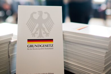 Das Grundgesetz der Bundesrepublik Deutschland liegt bei einer Einbürgerungszeremonie aus.