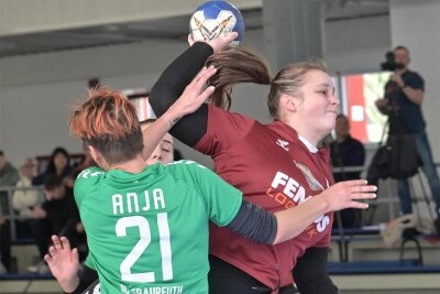 32:18 gegen Fraureuth: Zwönitzer Handballerinnen lassen es krachen - Laura Kaulfuß (r.) und ihre Teamkolleginnen waren gegen den HC Fraureuth nicht zu halten.