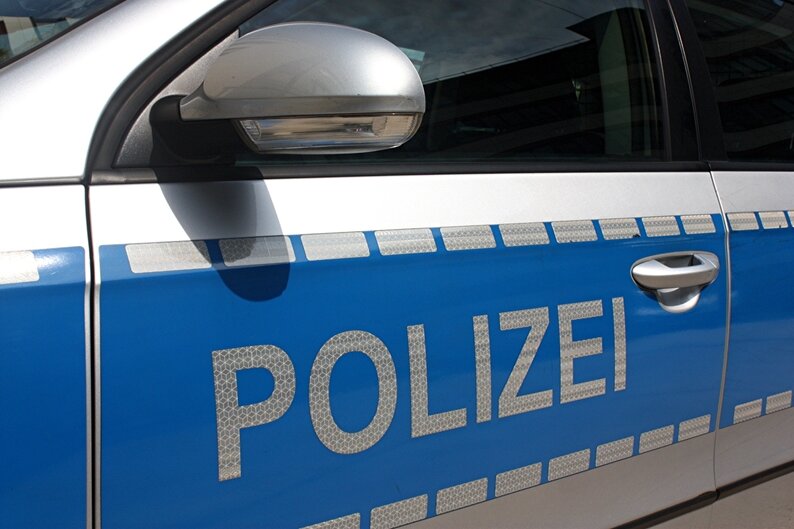 32-jähriger Opel-Fahrer stirbt bei tragischem Verkehrsunfall - 