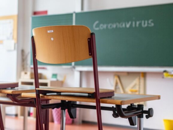            «Coronavirus» steht auf einer Tafel in einem leeren Klassenzimmer.