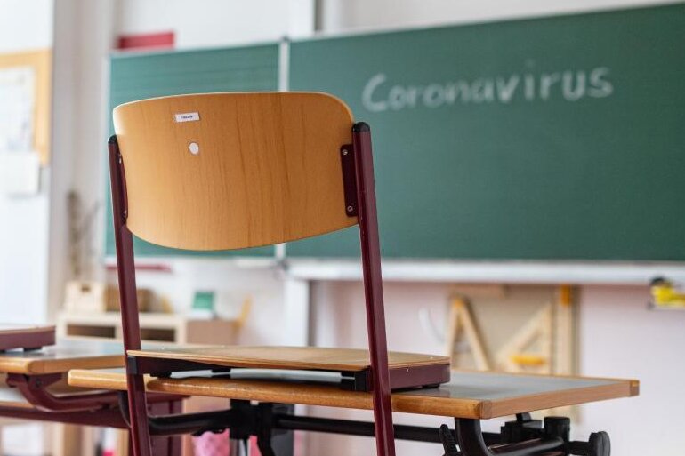           «Coronavirus» steht auf einer Tafel in einem leeren Klassenzimmer.