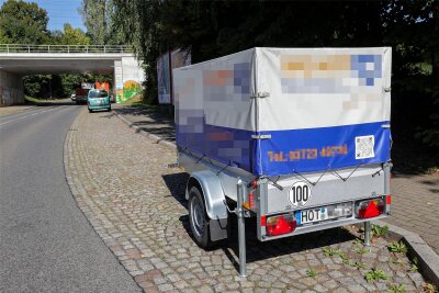 Autoanhänger mit Werbung parken fast das ganze Jahr auf öffentlichen Parkplätzen in Hohenstein-Ernstthal.