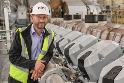 Saubere Fernwärme für Chemnitz: Kraftwerksleiter Kai-Uwe Sehr an einem der insgesamt zwölf riesigen Module der neuen Gasmotorenkraftwerke.