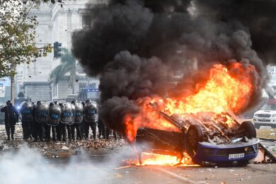 Gegen ein Reformpaket des argentinischen Präsidenten Milei regt sich massiver Widerstand. In Buenos Aires kam es zu heftigen Auseinandersetzungen mit der Polizei.