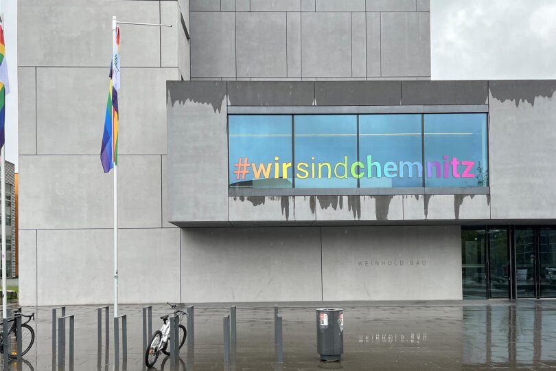 Neben dem Hörsaalzentrum der TU Chemnitz, direkt vor dem Weinhold-Bau wehen Regenbogenflaggen.