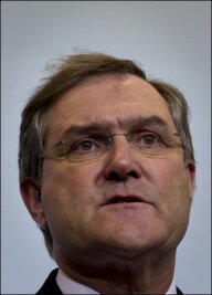 Bundesarbeitsminister Franz Josef Jung (CDU) tritt von seinem Ministeramt zurück. Jung teilte in Berlin mit, er habe Bundeskanzlerin Angela Merkel (CDU) davon unterrichtet, dass er sein Amt zur Verfügung stelle.