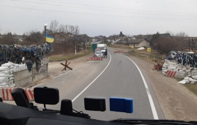 Ein Teil des Hilfstransports fuhr 200 Kilometer landeinwärts in die Ukraine. Dabei passierten die Männer in regelmäßigen Abständen Checkpoints mit schwer bewaffneten Soldaten. 