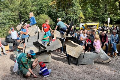 Wo mehr als 120 Jahre lang die Esel standen, ist jetzt der „Eselei“-Spielplatz entstanden. Zur Eröffnung waren die Holztiere gleich dicht umlagert.