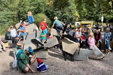 Wo mehr als 120 Jahre lang die Esel standen, ist jetzt der „Eselei“-Spielplatz entstanden. Zur Eröffnung waren die Holztiere gleich dicht umlagert.