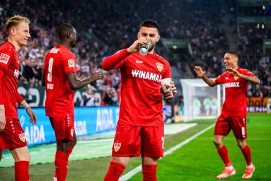 Deniz Undav (2.v.r.) feierte das 0:1 beim FC Augsburg mit einem Schluck Bier.