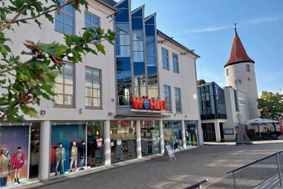 In Polizei hat vier Tatverdächtige ermittelt, die im Modehaus Wöhrl in Plauen Kleidung gestohlen haben sollen.