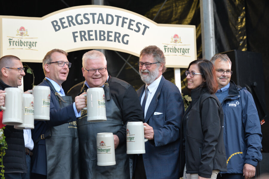 33. Bergstadtfest eröffnet - mit Freudentränen von oben - Freibergs Oberbürgermeister Sven Krüger (SPD) am Donnerstagabend das 33. Bergstadtfest eröffnet.