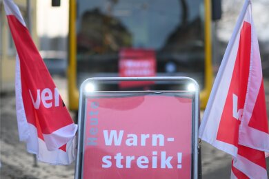 Ein Schild mit dem Wort Warnstreik steht vor einem Bus: Ab Mittwoch soll auch im Erzgebirge im öffentlichen Nahverkehr gestreikt werden.
