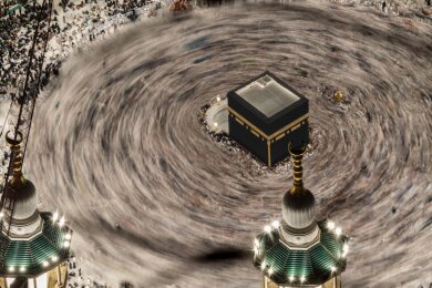Während des heiligen Monats Ramadan umrunden Muslime in der saudischen Stadt Mekka in der Großen Moschee Al Haram die Kaaba.
