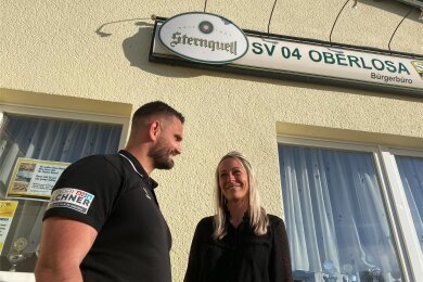 Die Leiterin des Hortes der Grundschule Oberlosa, Julia Pschierer, bespricht die Übernahme des Vereinsheims des SV 04 Oberlosa mit Iven Wunderlich, der beim Verein als Nachwuchsleiter tätig ist.
