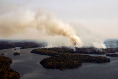 Ein Waldbrand im Norden Manitobas in der Nähe von Flin Flon.