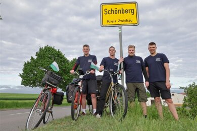 Sie legen rund 480 Kilometer mit dem Rad zurück: Tim Müller, Gustav Kern, Dominik Müller und Julius Graichen (von links nach rechts).