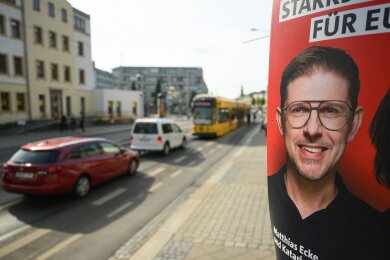 Ein Wahlplakat des sächsischen SPD-Spitzenkandidaten Matthias Ecke hängt an der Schandauer Straße in Dresden.
