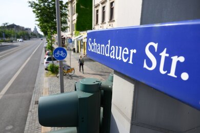 Ein Straßenschild „Schandauer Straße“ ist in Striesen über einer Ampel montiert.