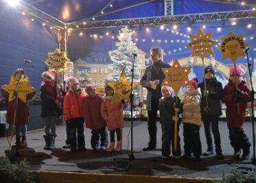 Die Mädchen und Jungen der Lößnitzer Kindertagesstätten haben das Licht in die Stadt getragen - hier Vertreter der Einrichtungen mit Bürgermeister Alexander Troll. 