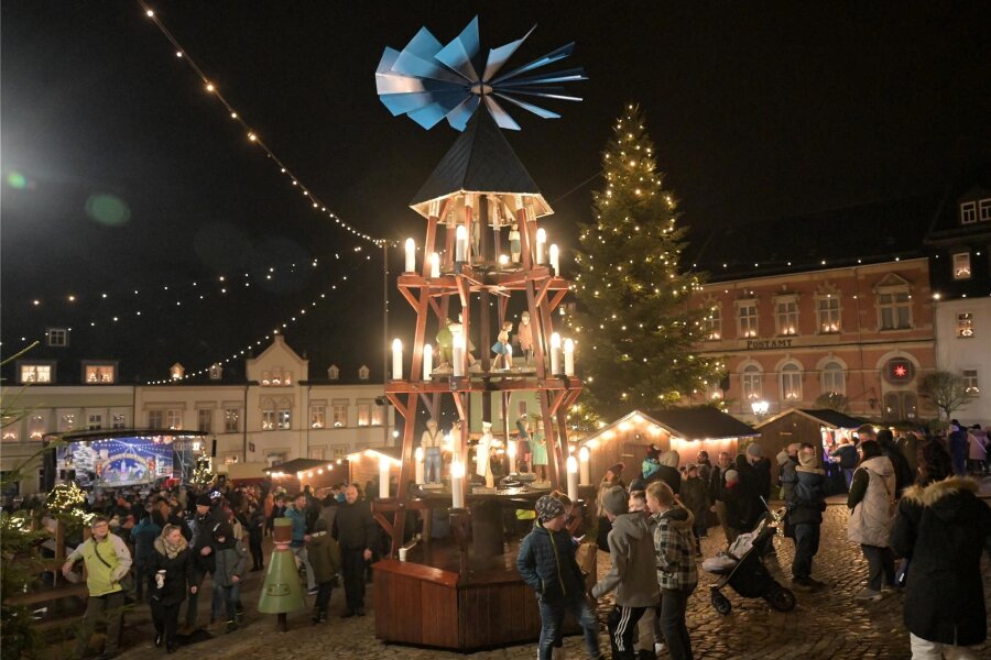 333. Lößnitzer Weihnachtsmarkt: Von Sternenmarsch bis Bergaufzug - Der 333. Lößnitzer Weihnachtsmarkt hat zahlreiche Besucher angelockt.