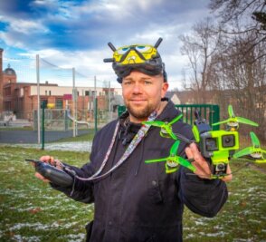 34-Jähriger entwickelt Faible für Flugabenteuer per Fernsteuerung - Marcel Wanke mit der großen Drohne vor der Kindertagesstätte "Baumwollzwerge" in Flöha, für die er ein Präsentationsvideo gefilmt hat. 